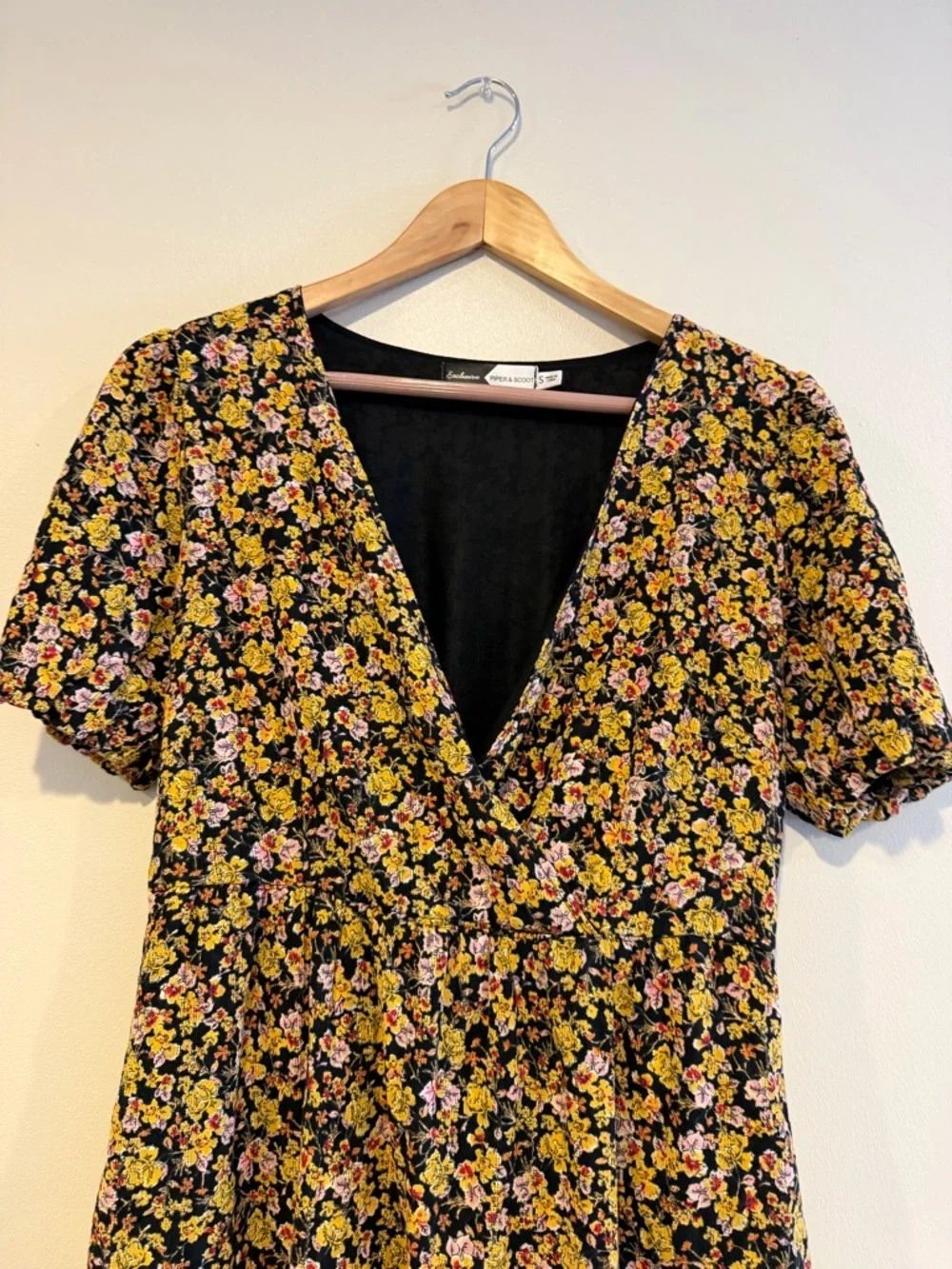 Piper and Scoot Black Floral V-Neck Dress with pockets Size small